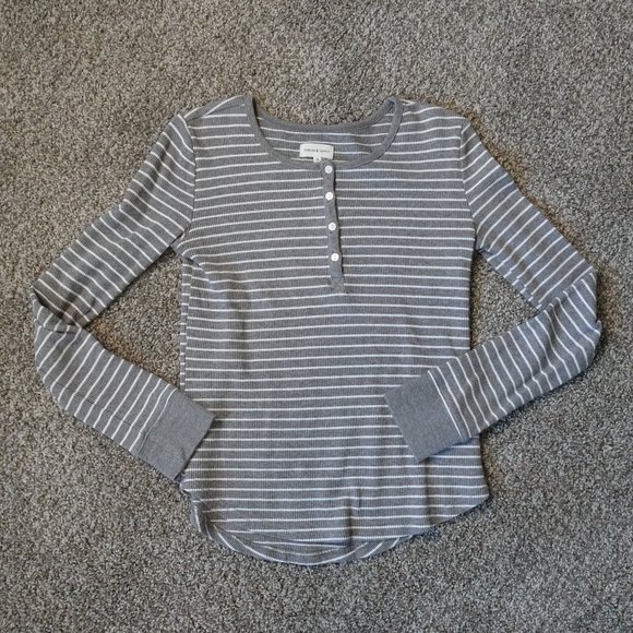 🌟 Thread and Supply Gray & White Striped Henley - Size Small - Picture 1 of 5